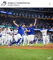 　死闘を制し、歓喜する大谷翔平（右）、カーショー、キケらドジャースナイン。公式インスタグラム＠ｄｏｄｇｅｒｓより 