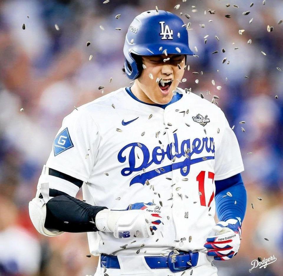 　３回、ＷＳ２号ソロを放ちヒマワリの種を浴びる大谷（ロサンゼルス・ドジャース提供）