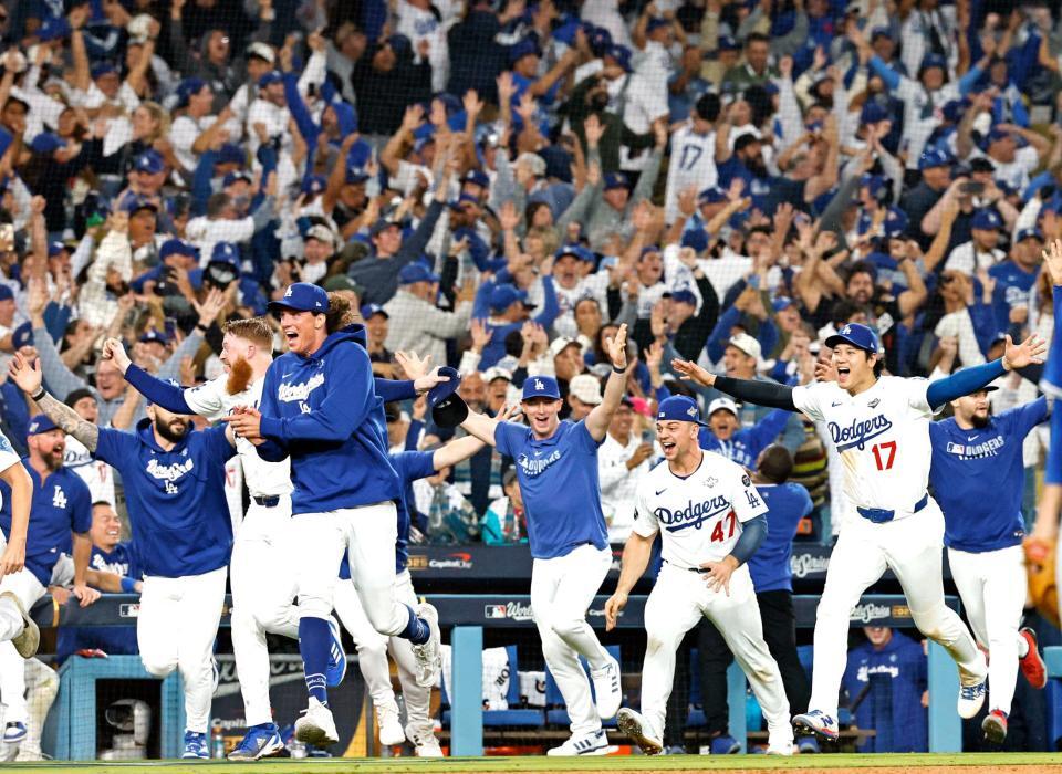 　ブルージェイズ戦の１８回、フリーマンのサヨナラ本塁打で駆け出すドジャース・大谷（１７）ら（共同）