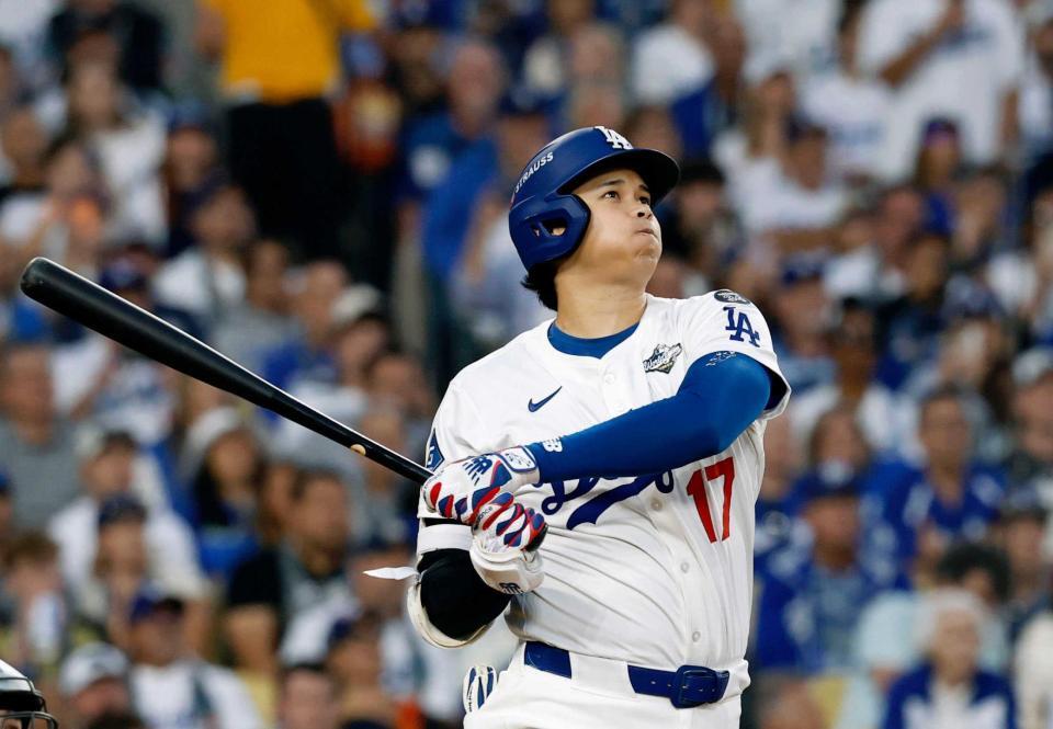 　３回、右越えに本塁打を放つドジャース・大谷（共同）