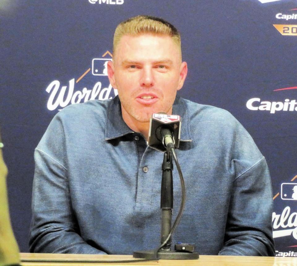 　サヨナラ弾を放ち、試合後に会見するフリーマン（撮影・小林信行）