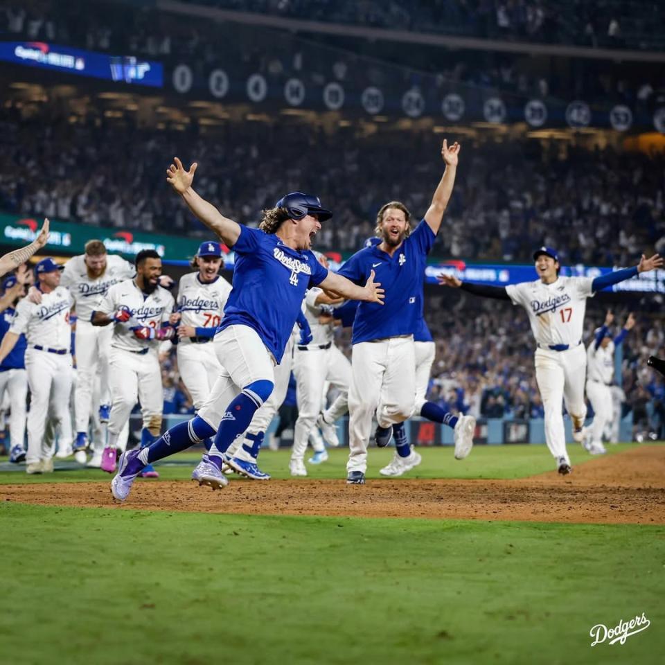 　劇的サヨナラ勝利に歓喜する大谷翔平（１７）らドジャースナイン（ロサンゼルス・ドジャース提供）