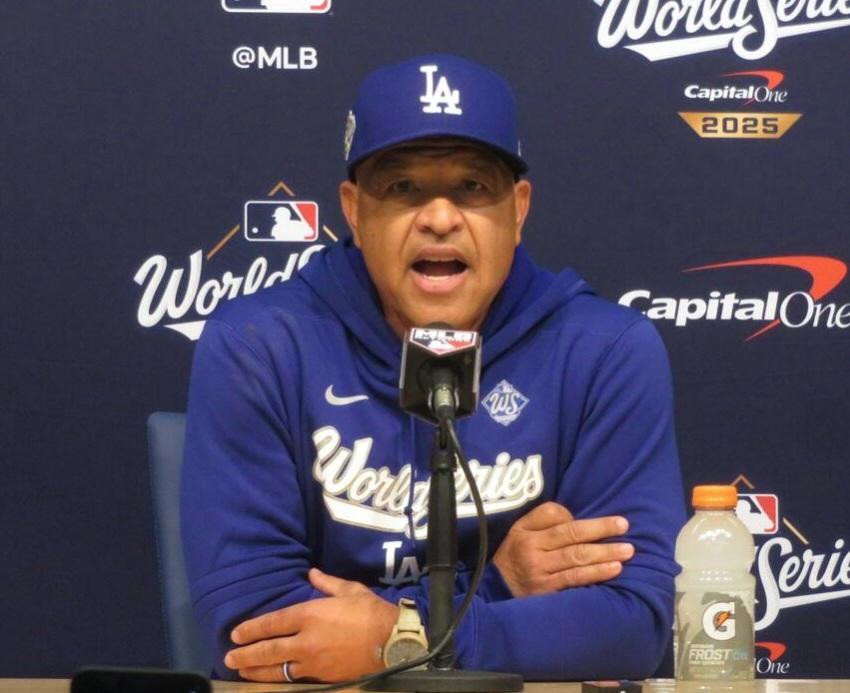 　　試合前の記者会見で報道陣の質問に答えるロバーツ監督（撮影・小林信行）