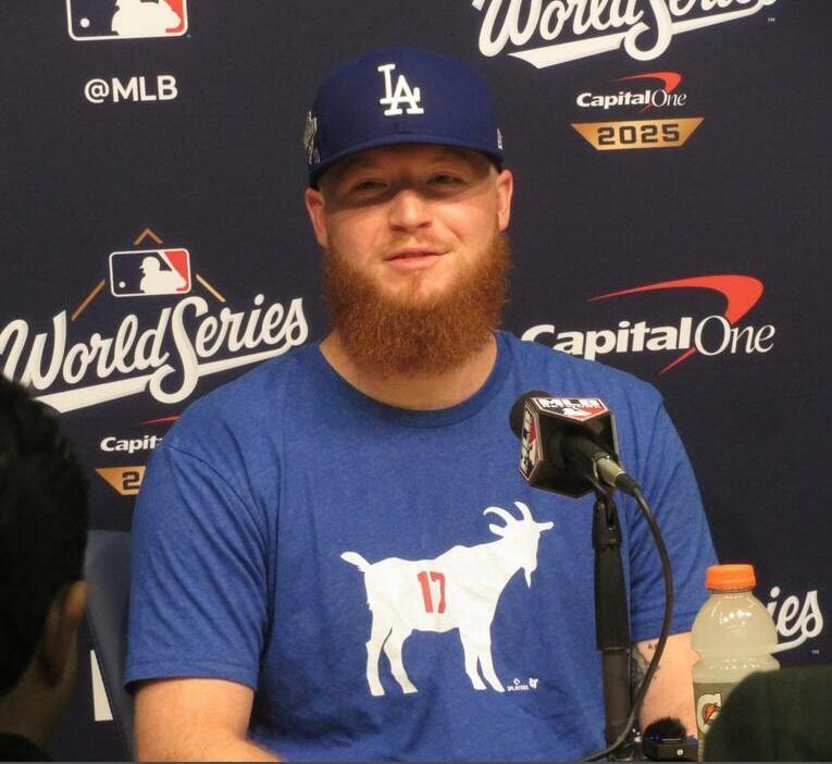 　死闘から一夜明けの会見で報道陣の質問に答えるクライン（撮影・小林信行）