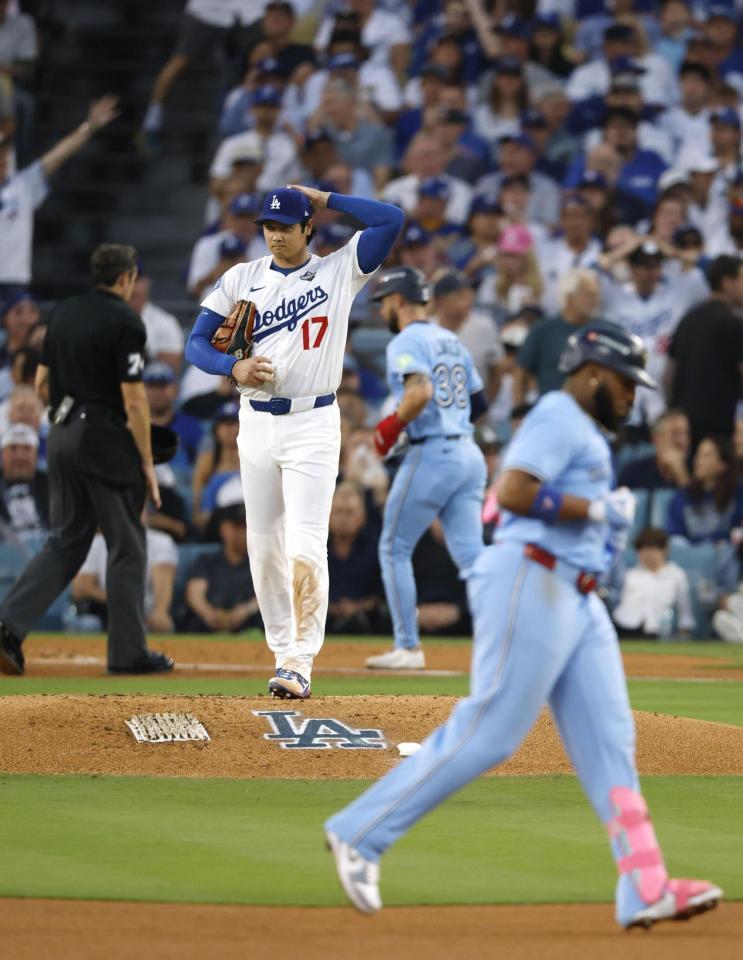 　ブルージェイズ戦の３回、ゲレロ（手前）に２ランを浴びたドジャース・大谷（共同）