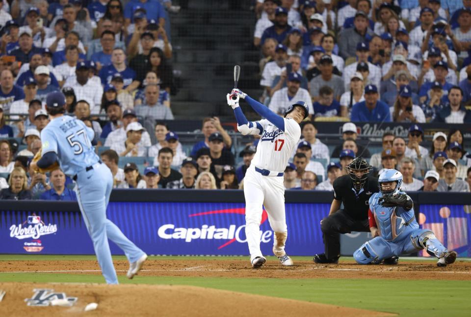 　ブルージェイズ戦の３回、空振り三振に倒れるドジャース・大谷。投手ビーバー（共同）