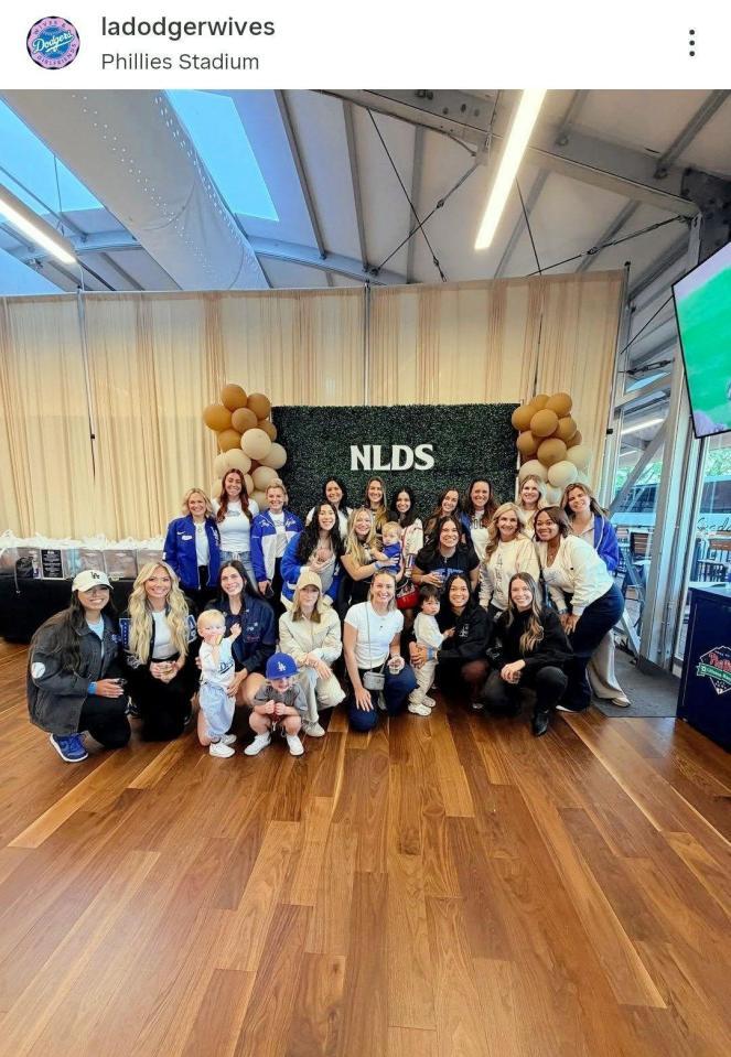 　地区シリーズ第２戦の集合写真。（ｌａｄｏｄｇｅｒｗｉｖｅｓ）より