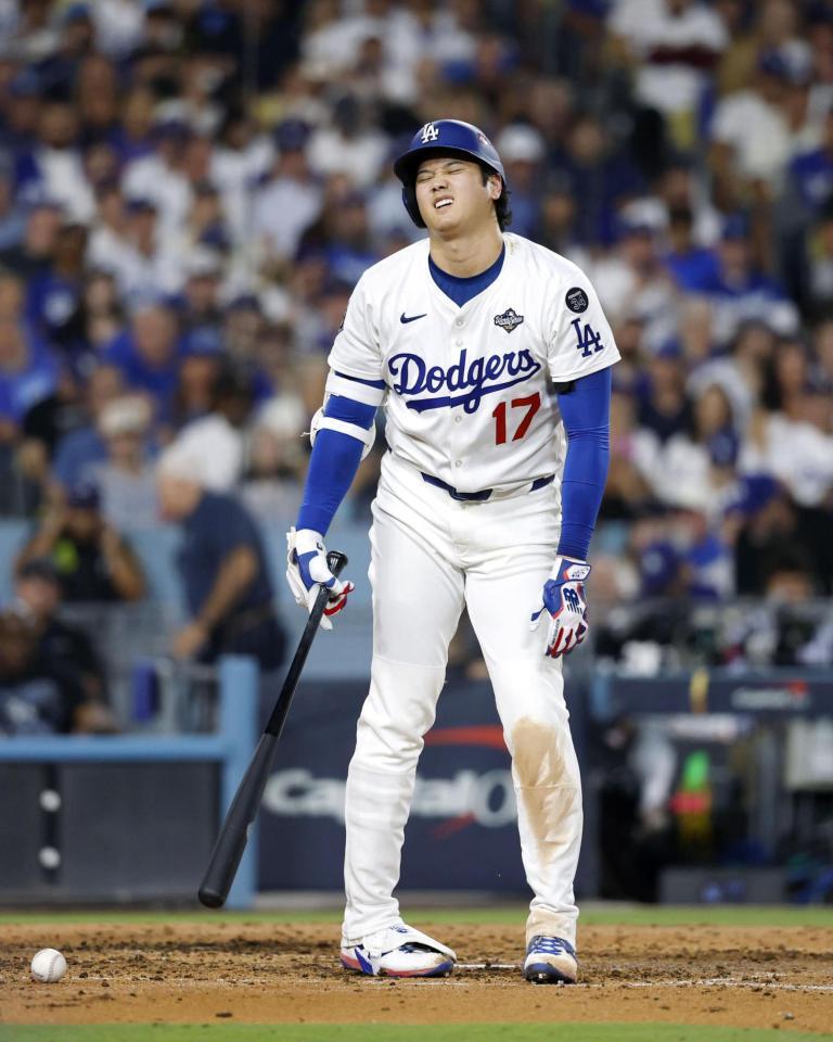 　ブルージェイズ戦の５回、自打球を当てたドジャース・大谷（共同）