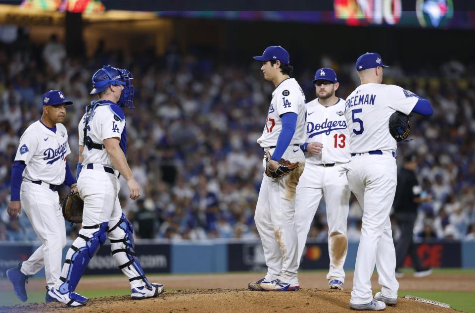　ブルージェイズ戦の７回途中、降板するドジャース・大谷（中央）。左端はロバーツ監督（共同）