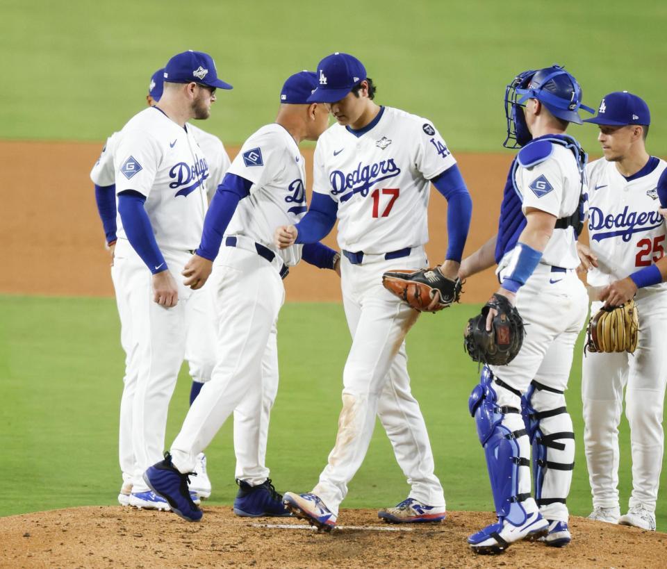 　ブルージェイズ戦の７回途中、降板するドジャース・大谷（17）。中央左はロバーツ監督（共同）