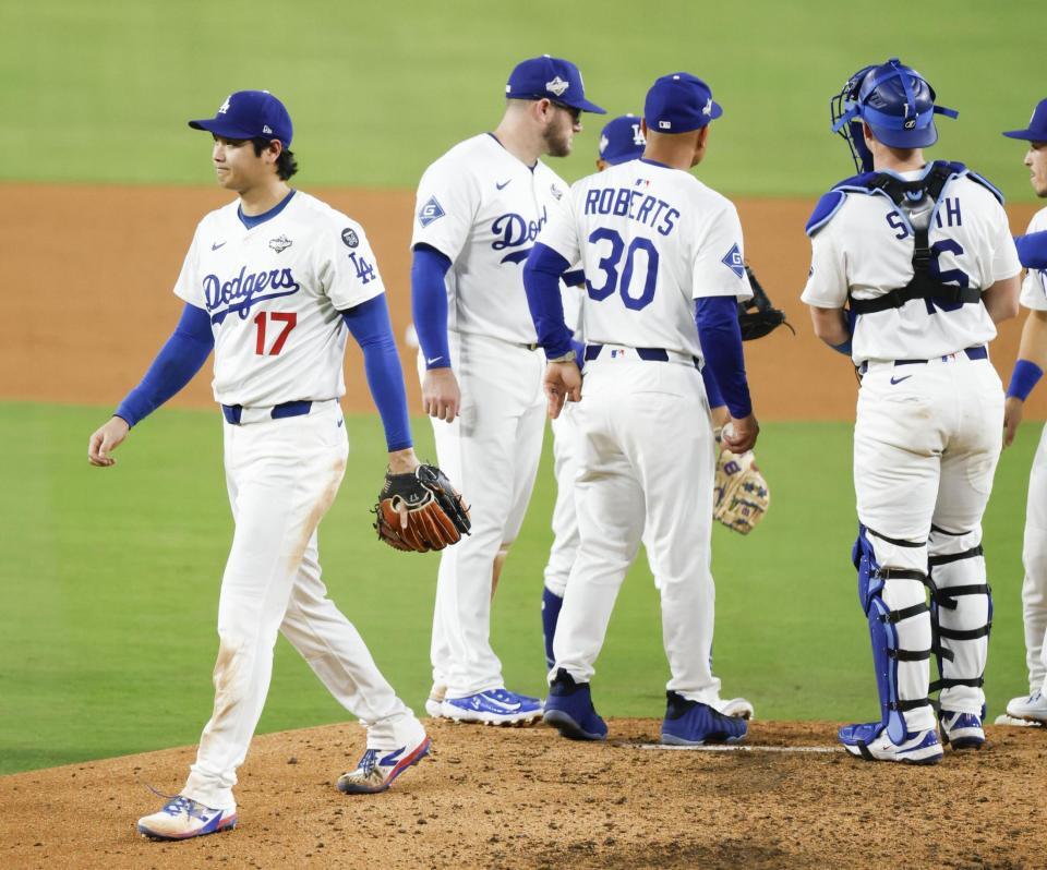 　ブルージェイズ戦の７回途中、降板するドジャース・大谷（左端）。（30）はロバーツ監督（共同）