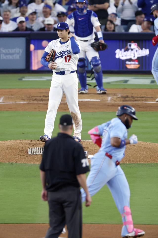 　ブルージェイズ戦の３回、ゲレロ（手前右）に２ランを浴びたドジャース・大谷（共同）