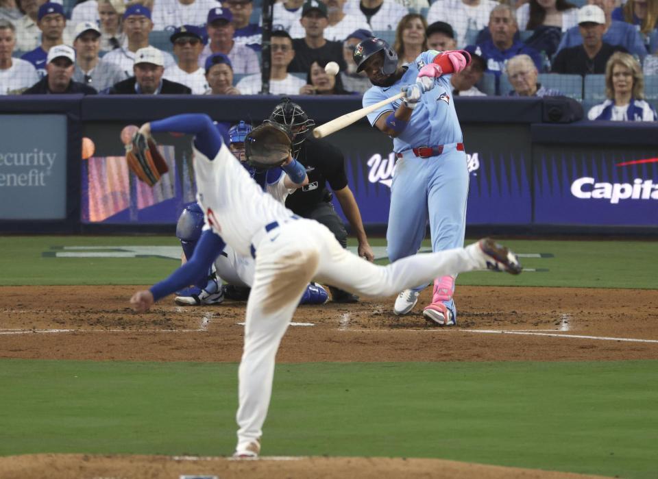 　ドジャース戦の３回、大谷から２ランを放つブルージェイズのゲレロ（共同）