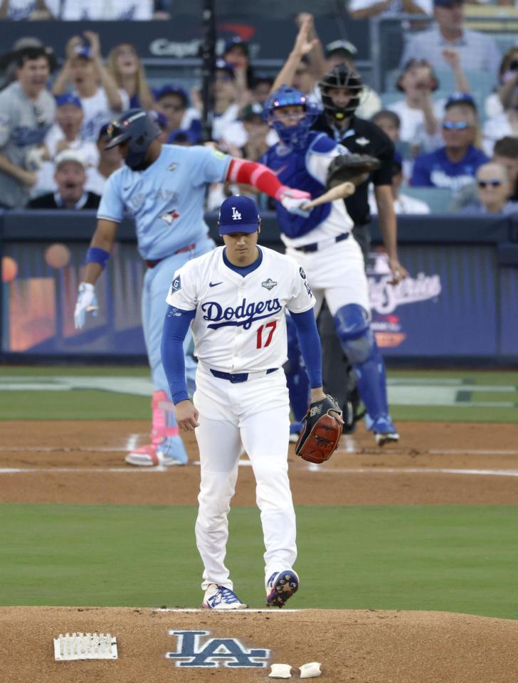 　ブルージェイズ戦の１回、ゲレロを空振り三振に仕留めたドジャース・大谷（共同）