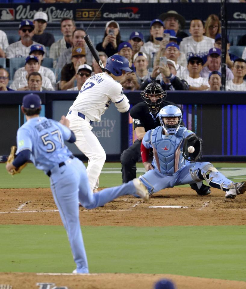 　ブルージェイズ戦の５回、見逃し三振に倒れるドジャース・大谷。投手ビーバー（共同）