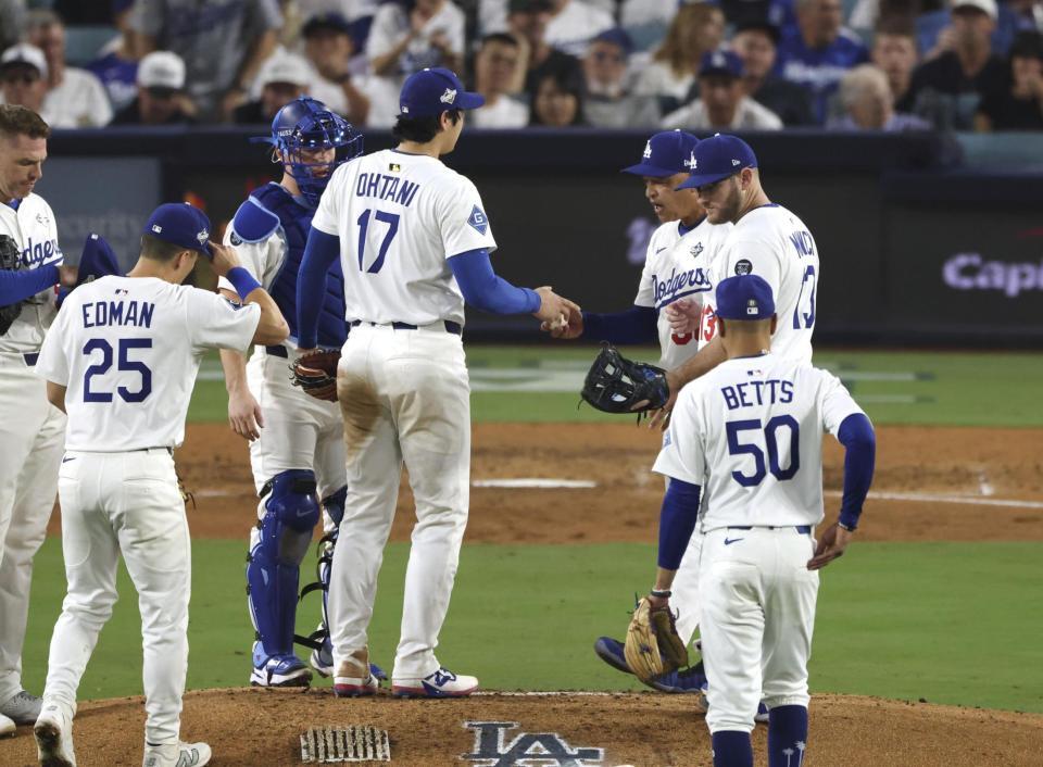 　ブルージェイズ戦の７回途中、降板するドジャース・大谷（17）。右奥はロバーツ監督（共同）