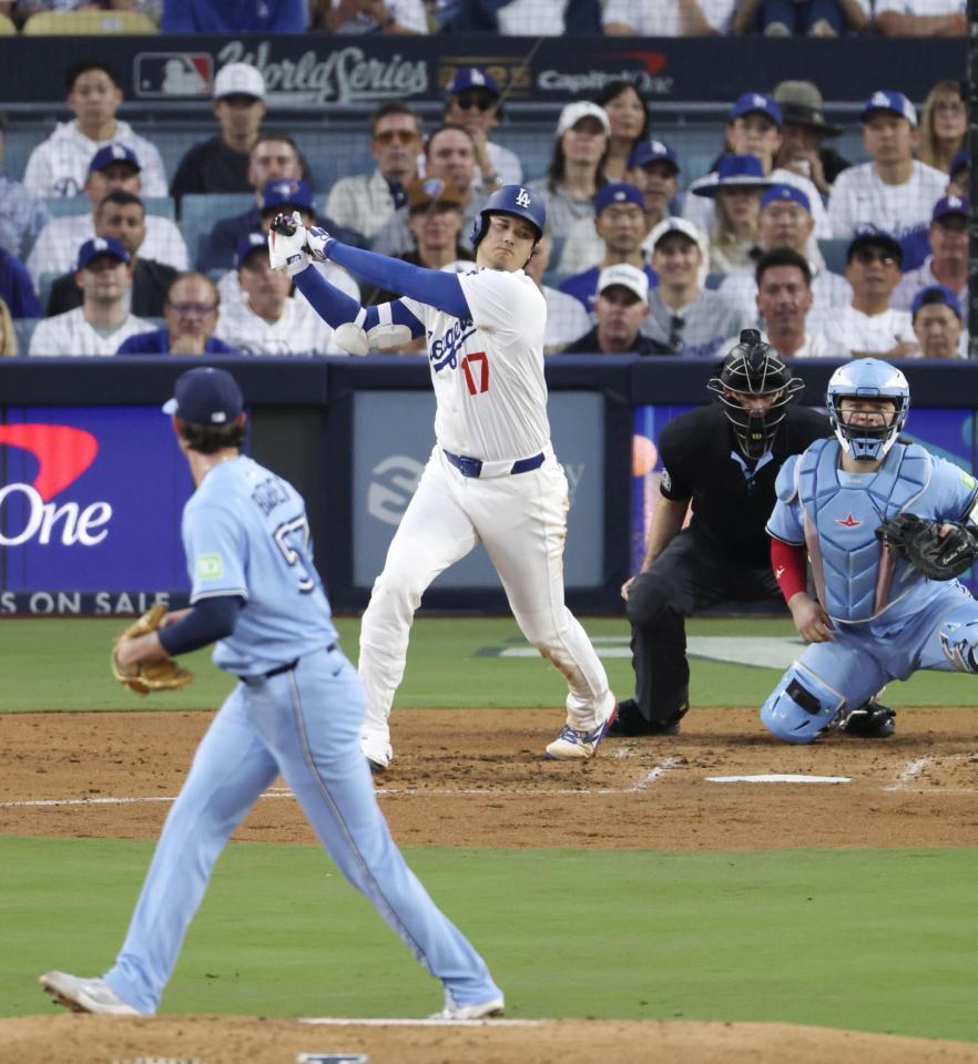 　ブルージェイズ戦の３回、空振り三振に倒れたドジャース・大谷。投手ビーバー（共同）