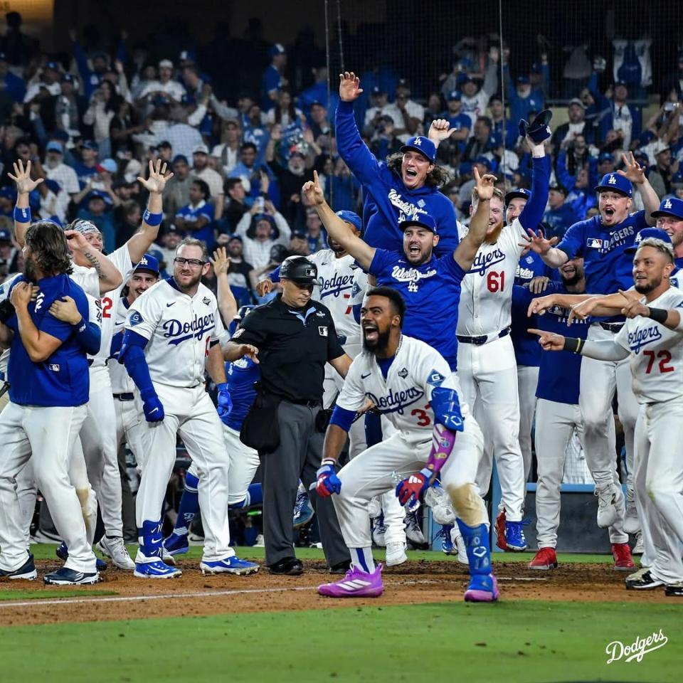 　劇的勝利に歓喜するドジャースナイン（ロサンゼルス・ドジャース提供）