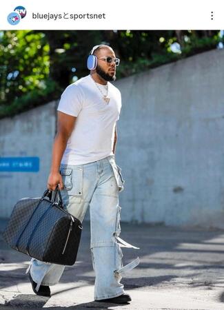 　球場入りするゲレーロJr.。ブルージェイズのインスタグラム（ｂｌｕｅｊａｙｓ）より