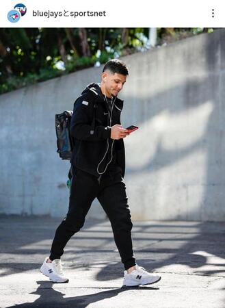 　球場入りするヒメネス。ブルージェイズのインスタグラム（ｂｌｕｅｊａｙｓ）より