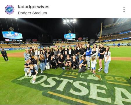 　ＷＣＳ突破後の集合写真。（ｌａｄｏｄｇｅｒｗｉｖｅｓ）より