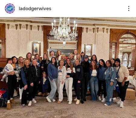 　ＮＬＣＳ第２戦に集結した奥様たち。ドジャーワイブスのインスタグラム（ｌａｄｏｄｇｅｒｗｉｖｅｓ）より