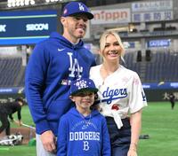 　ドジャース・フレディ・フリーマン（左）とチャーリーくん（中央）とチェルシー夫人＝３月１８日