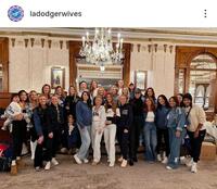 　ＮＬＣＳ第２戦に集結した奥様たち。ドジャーワイブスのインスタグラム（ｌａｄｏｄｇｅｒｗｉｖｅｓ）より