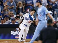 　ブルージェイズ戦の３回、空振り三振に倒れるドジャース・大谷（共同）