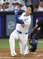 　ブルージェイズ戦の３回、空振り三振に倒れるドジャース・大谷（共同）