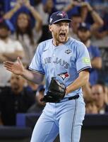 　ドジャースの７回、エドマンを併殺に打ち取り喜ぶブルージェイズ先発のイエサベージ（共同）