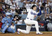 　ブルージェイズ戦の３回、空振り三振に倒れるドジャース・大谷（共同）