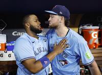 　ドジャース戦に先発し、７回１失点と好投したイエサベージ（右）をねぎらうブルージェイズのゲレロ（共同）