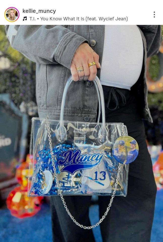 　ケリー・マンシーさんのインスタグラム（ｋｅｌｌｉｅ＿ｍｕｎｃｙ）より