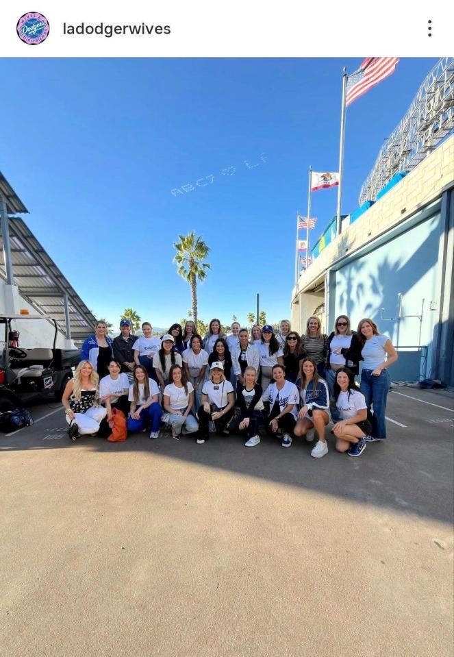 　ＷＳ第５戦に集結した奥様たち。ドジャーワイブスのインスタグラム（ｌａｄｏｄｇｅｒｗｉｖｅｓ）より