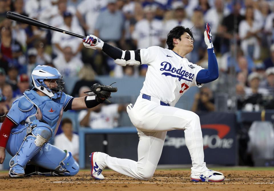 　ブルージェイズ戦の３回、空振り三振に倒れるドジャース・大谷（共同）
