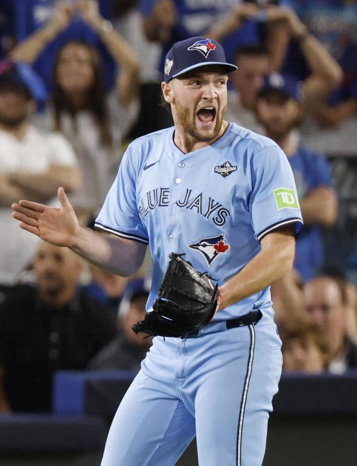 　ドジャースの７回、エドマンを併殺に打ち取り喜ぶブルージェイズ先発のイエサベージ（共同）