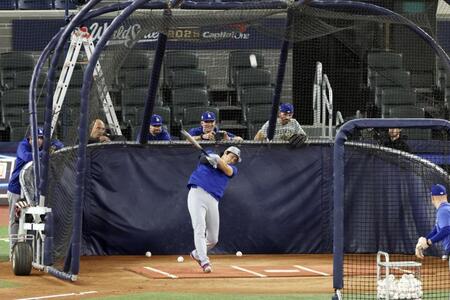 　グラウンドで打撃練習するドジャース・大谷（共同）