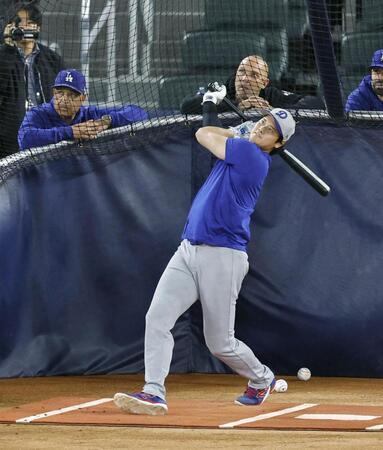 　グラウンドで打撃練習するドジャース・大谷。左はロバーツ監督（共同）