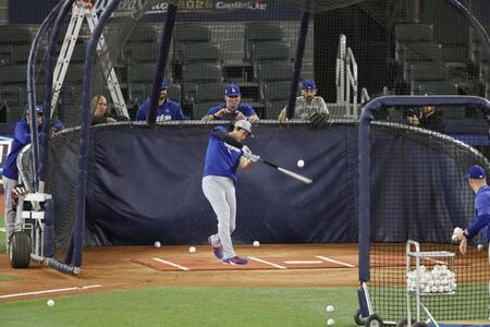 　グラウンドで打撃練習するドジャース・大谷（共同）