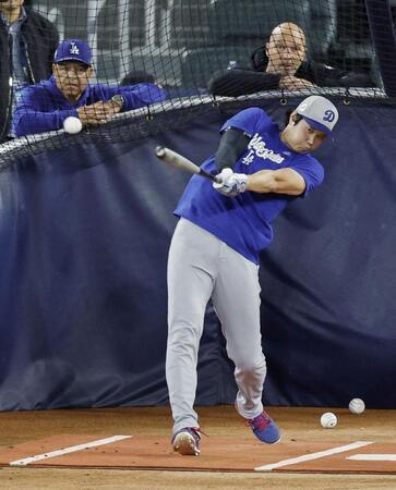 　グラウンドで打撃練習するドジャース・大谷。左はロバーツ監督（共同）
