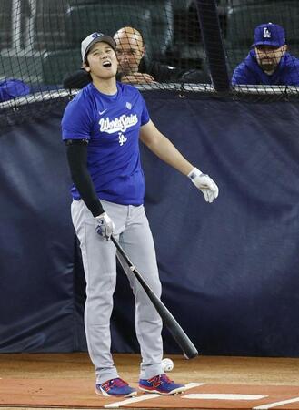 　グラウンドで打撃練習するドジャース・大谷（共同）