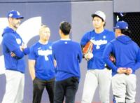 　プライア-投手コーチ（左端）らと話し込む大谷翔平（右から２人目）（撮影・小林信行）