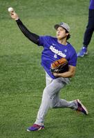 　キャッチボールするドジャース・大谷（共同）