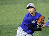 　キャッチボールするドジャース・大谷（共同）