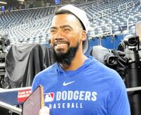 　取材に応じるテオスカー・ヘルナンデス（撮影・小林信行）