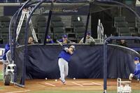 　グラウンドで打撃練習するドジャース・大谷（共同）