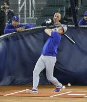 　グラウンドで打撃練習するドジャース・大谷。左はロバーツ監督（共同）