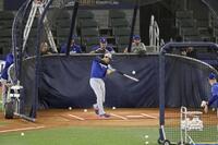 　グラウンドで打撃練習するドジャース・大谷（共同）