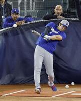 　グラウンドで打撃練習するドジャース・大谷。左はロバーツ監督（共同）